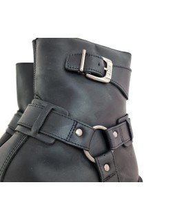 Hebilla decorativa y anilla lateral en bota Nifty estilo motorista