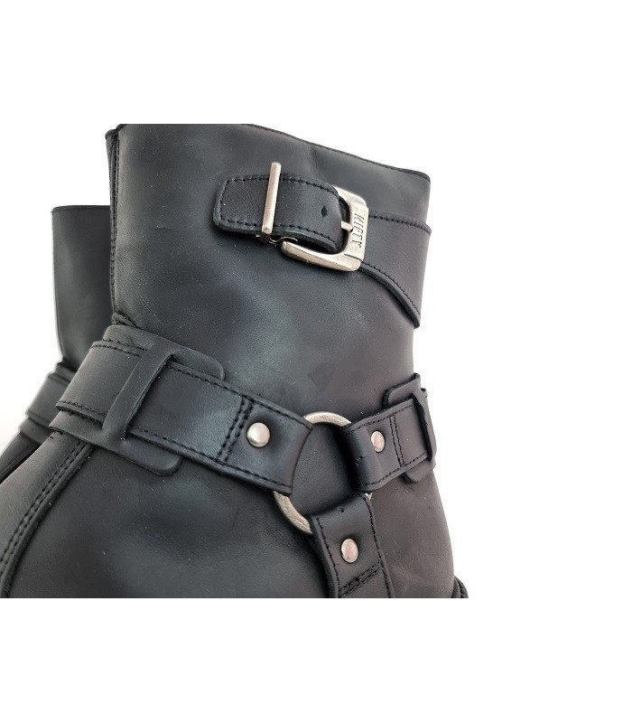Hebilla decorativa y anilla lateral en bota Nifty estilo motorista