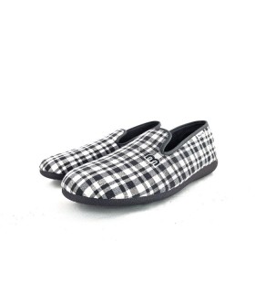 Imagen principal:
Zapatilla casa cerrada hombre con cuadros grises, ligera y cómoda para verano.