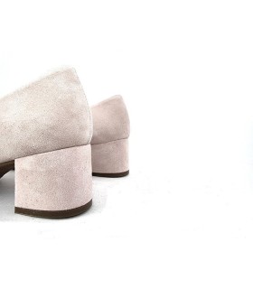 Detalle del tacón de 4.50 cm del zapato piel rosa Urban redondo Mimao, con acabado en piel.