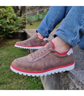 Zapato hombre Notton piel y textil marrón puesto. Un modelo cómodo y flexible ideal para caminar.