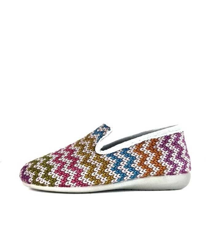 Vista de perfil de la zapatillas de casa cerrada zig zag de Gema García"