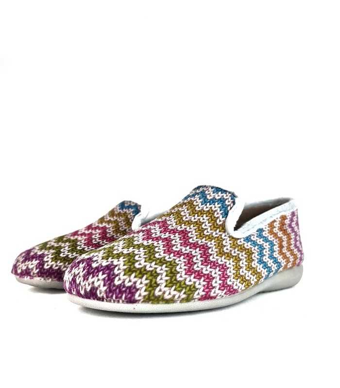 Vista de medio perfil de la zapatillas de invierno con diseño en zig zag de Gema García