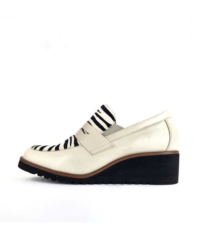vista de perfil de los mocasines con cuña beige de Nival