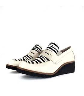vista de medio perfil de los zapatos comodos con cuña beige de Nival