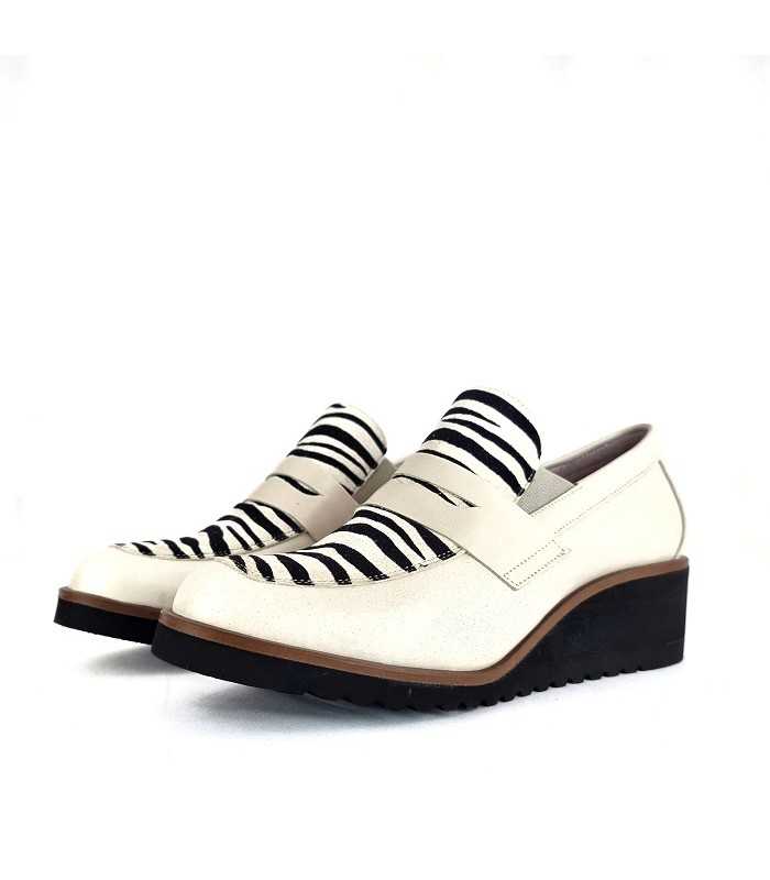 vista de medio perfil de los zapatos comodos con cuña beige de Nival