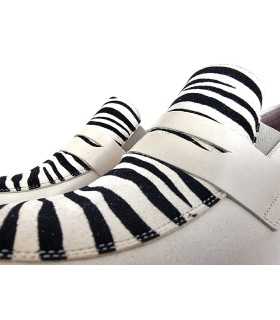 detalle del antifaz de los mocasines con animla print de Nival