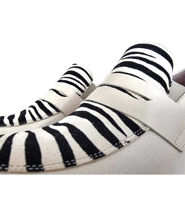 detalle del antifaz de los mocasines con animla print de Nival