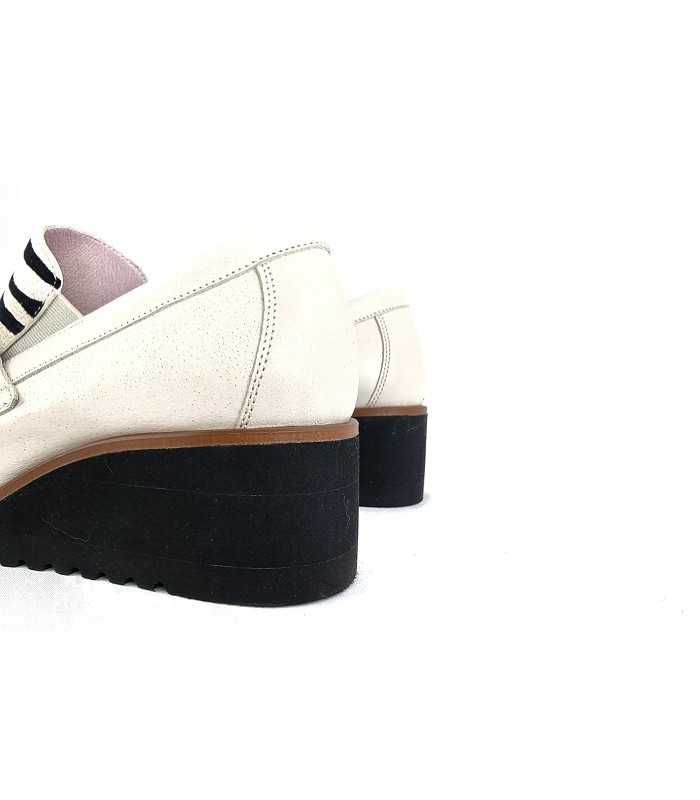 vista trasera de los zapatos de mujer beige de Nival
