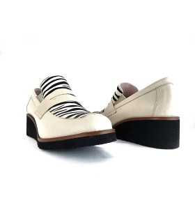 vsita de los dos perfiles de los mocasines con cuña en piel beige de Nival para mujer