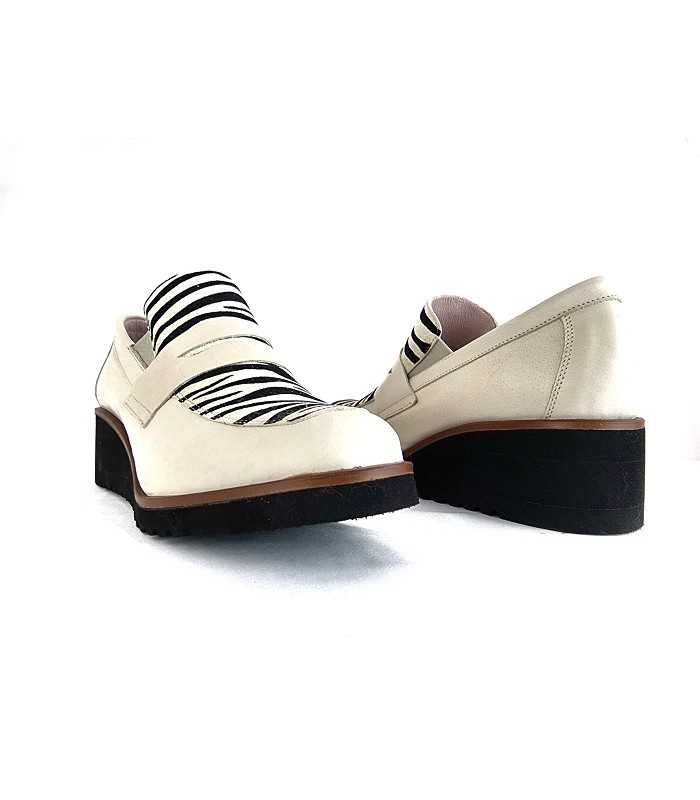 vsita de los dos perfiles de los mocasines con cuña en piel beige de Nival para mujer