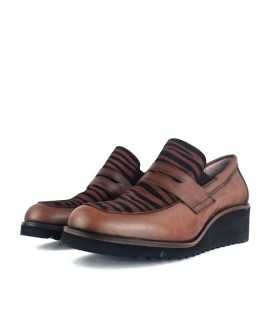 medio perfil de los mocasines marrones de mujer ahora de rebajas