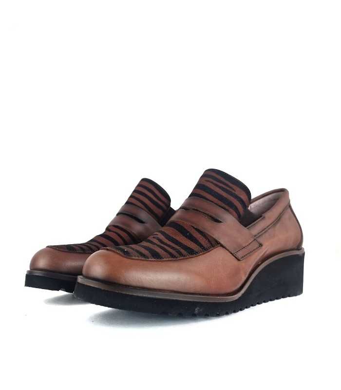 medio perfil de los mocasines marrones de mujer ahora de rebajas
