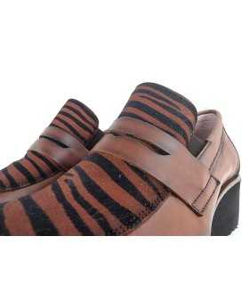 primer plano del animal print de los zapatos de mujer de Nival de invierno