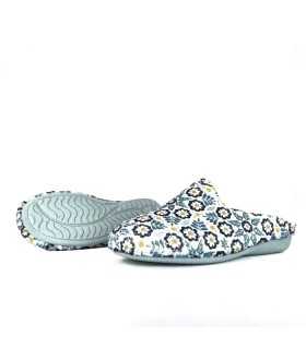 Zapatilla casa descalza flores  lila de Gema Garcia para invierno