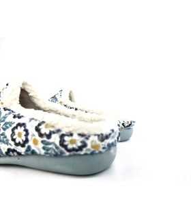 Zapatilla casa descalza flores  lila de Gema Garcia para invierno