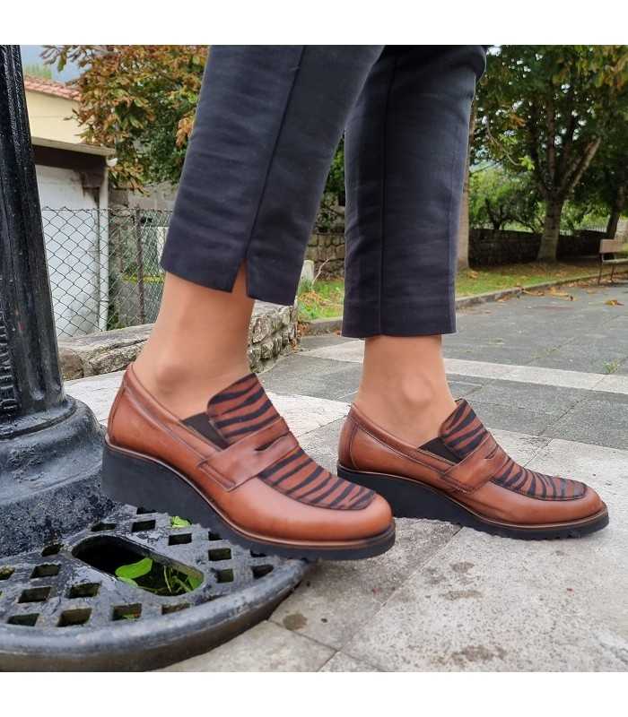 modelo posando con los zapatos de mujer marrones de Nival puestos