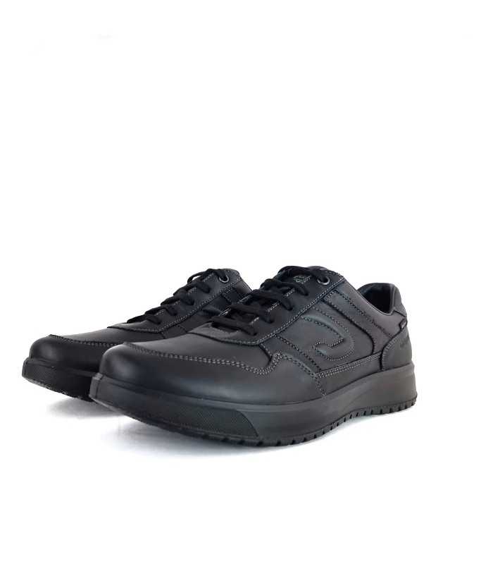 Zapatos sport de cordones Grisport en negro, vista de medio perfil.