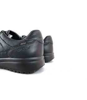 Detalle del talón del zapatos negros sport hombre Grisport con suela Active.