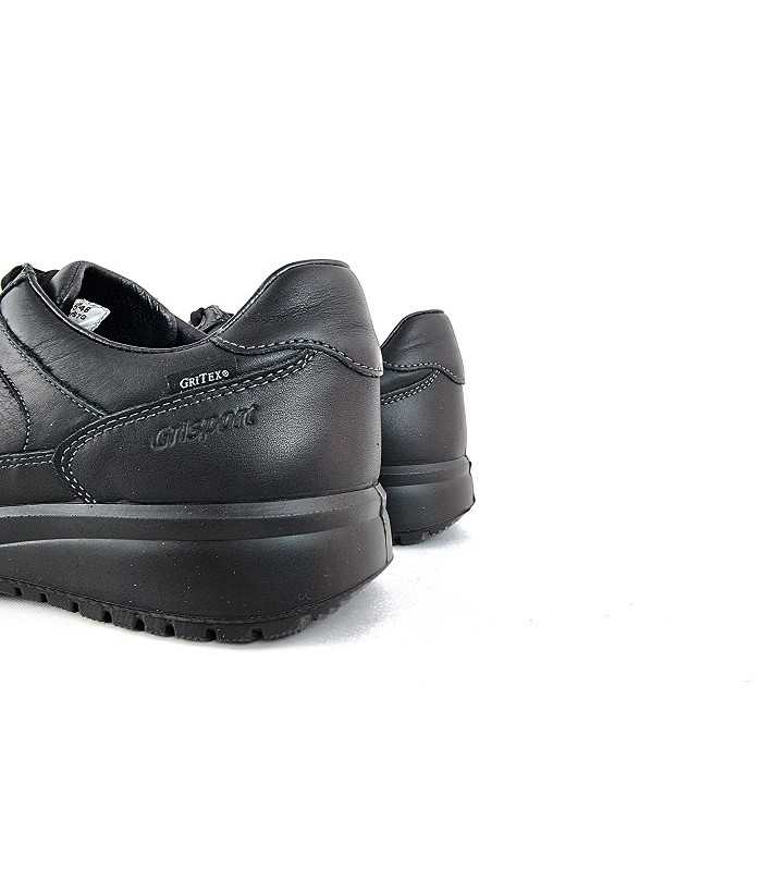 Detalle del talón del zapatos negros sport hombre Grisport con suela Active.