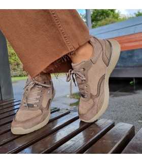Zapatillas deportivas mujer Kangaroos puestos en modelo.