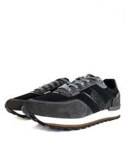 Zapatilla Coronel Tapioca casual negra con suela microporosa vista de medio perfil.