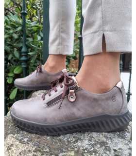 Modelo con el zapatos Ani color topo puestos