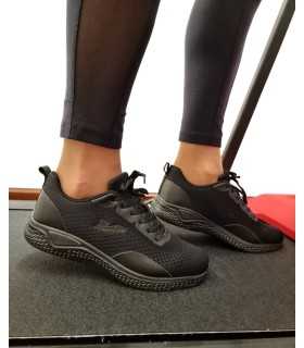 Zapatilla deportiva de malla negra mujer de Vicmart puesta en modelo en el gimnasio