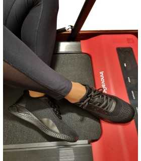 Zapatillas deportivas de malla negra mujer de Vicmart puestas