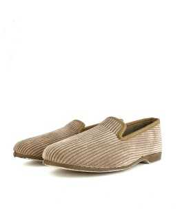 Medio perfil: Zapatillas de casa Pelusin en pana beige, diseño clásico.