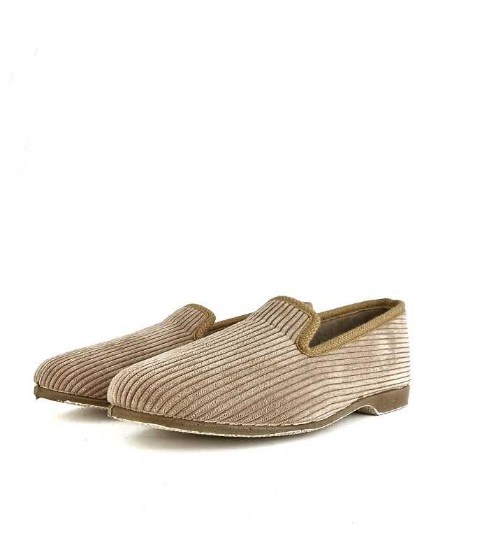 Medio perfil: Zapatillas de casa Pelusin en pana beige, diseño clásico.