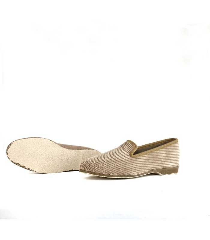 Detalle de la suela de goma antideslizante de la zapatilla Pelusin. zapatilla beige