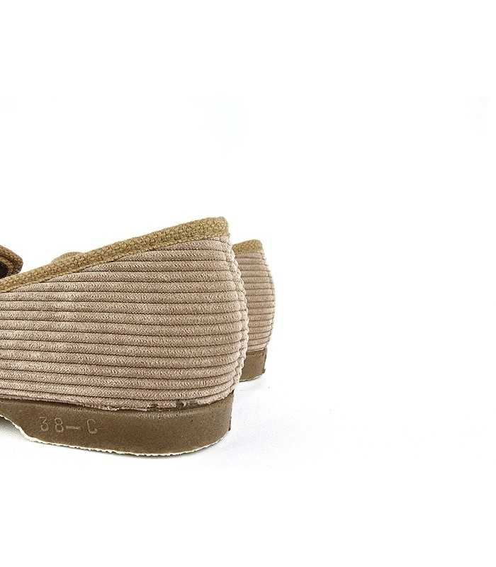 Clásica zapatilla de casa Flavia pana de Pelusin color beige