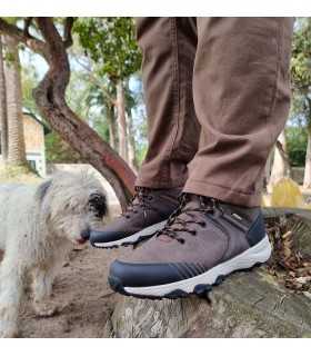 Bota hombre Mapola marrón de Jhyaber vista de perfil puestas