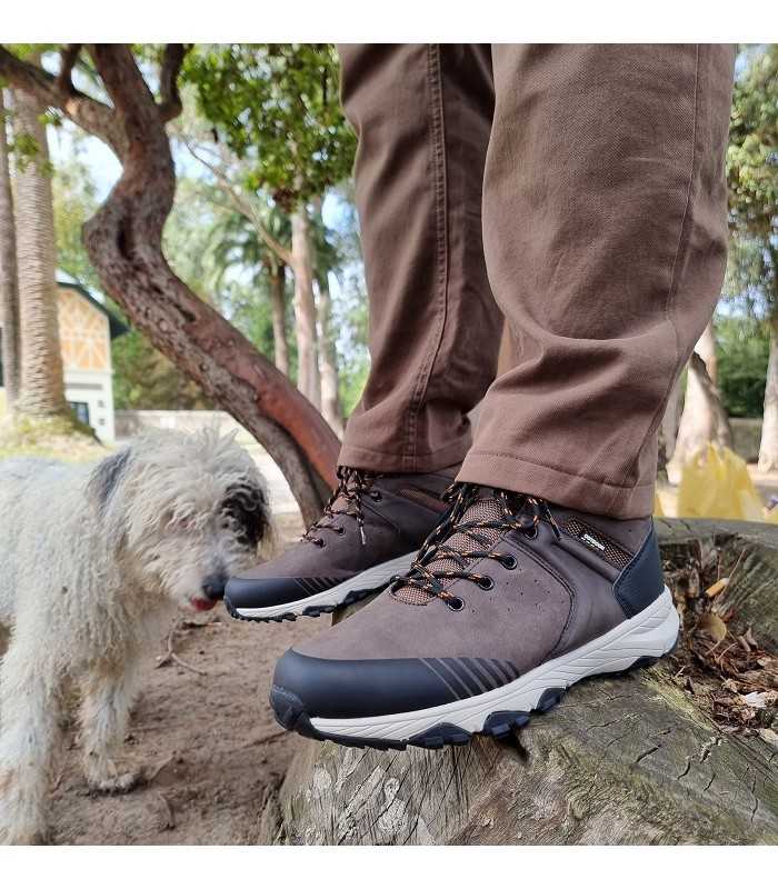 Bota hombre Mapola marrón de Jhyaber vista de perfil puestas