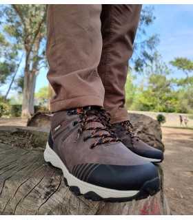 Botas hombre Mapola marrón de Jhyaber puestas