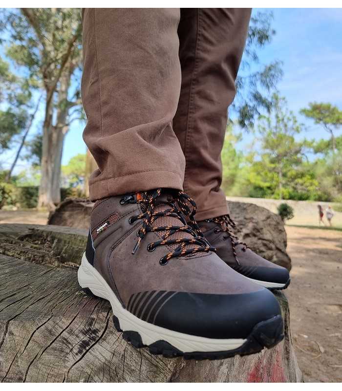 Botas hombre Mapola marrón de Jhyaber puestas