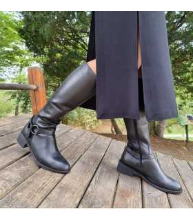 Modelo caminando con Botas piel negra mujer de Treintas
