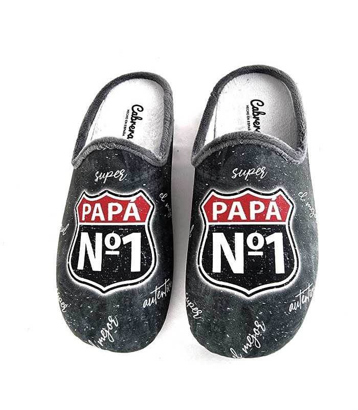 Detalle corte textil gris y forro pelito zapatilla casa hombre – Cabrera