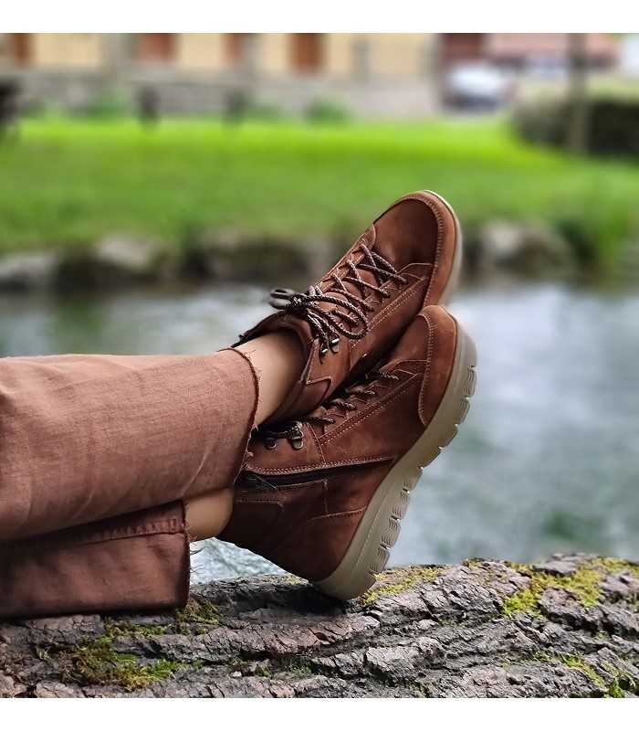 Foto con ellas puestas:
"Ideal para looks casuales y deportivos, perfecta para el día a día con los pies cruzados