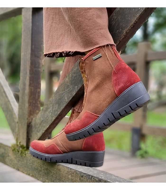 Botín cuña Bea impermeable en uso, ideal para días de lluvia, diseño de Nival en piel teja