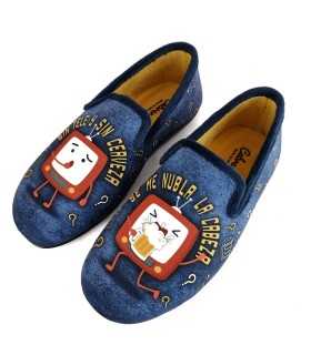 Vista superior de zapatilla con mensjae,sin tele y sin creveza se me nubal la cabeza.