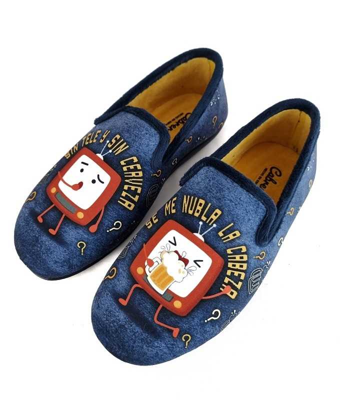 Vista superior de zapatillas con mensjae,sin tele y sin creveza se me nubal la cabeza.