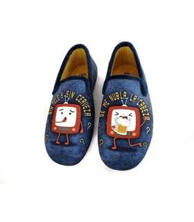 zapatillas de casa cerrada de hombre con mensaje Sin tele y sin cerveza se me nubla la cabeza de cabrera