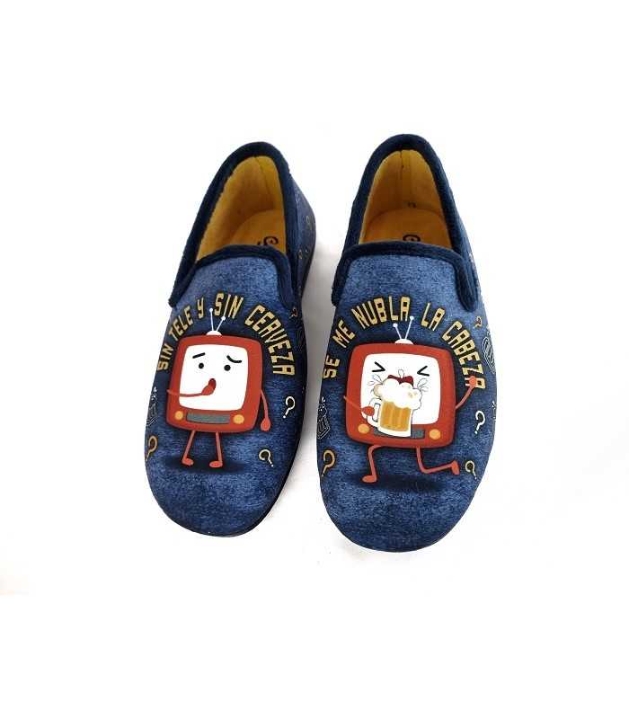 zapatillas de casa cerrada de hombre con mensaje Sin tele y sin cerveza se me nubla la cabeza de cabrera