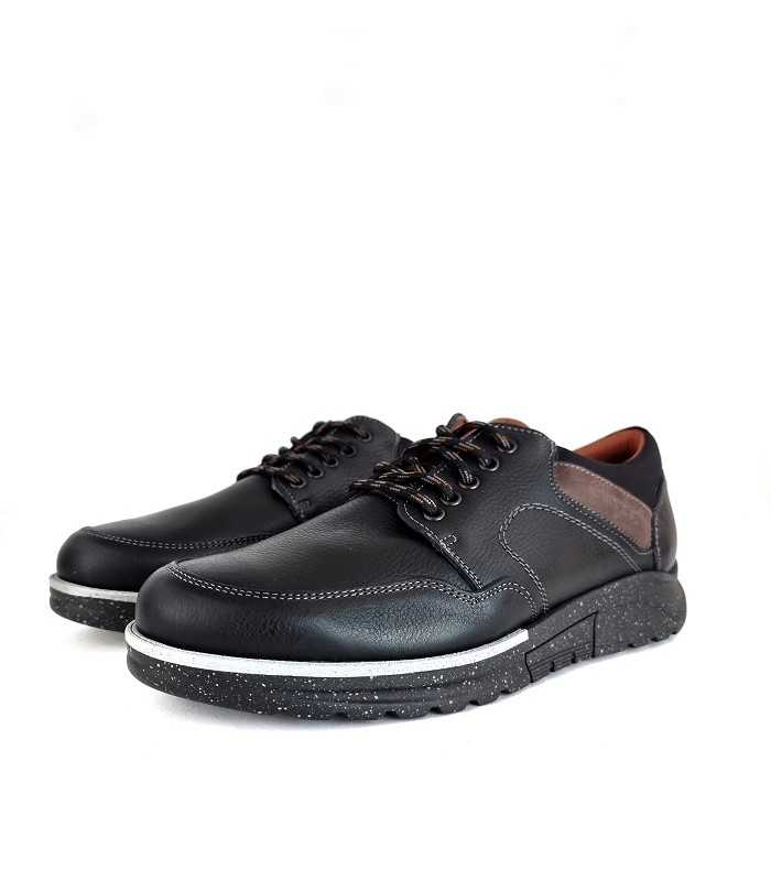 Zapato cordones hombre negro de Clayan, vista de medio perfil