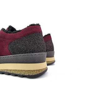 Vista talón zapatos deportivos Kitty Comfort cuña color burdeos