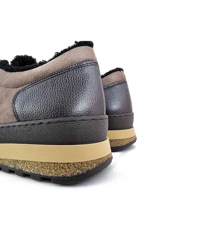 Vista talón zapatos deportivos Kitty Comfort cuña color topo