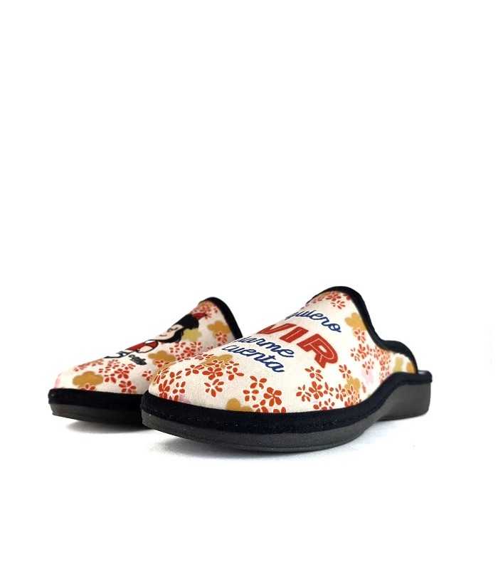 Fota de medio lado. Zapatillas casa mujer Salvi medio lado, diseño Mafalda y mensaje