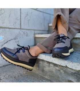 Zapato deportivo cuña Kitty 5 de Confort Class para mujer color taupe puestos en modelo